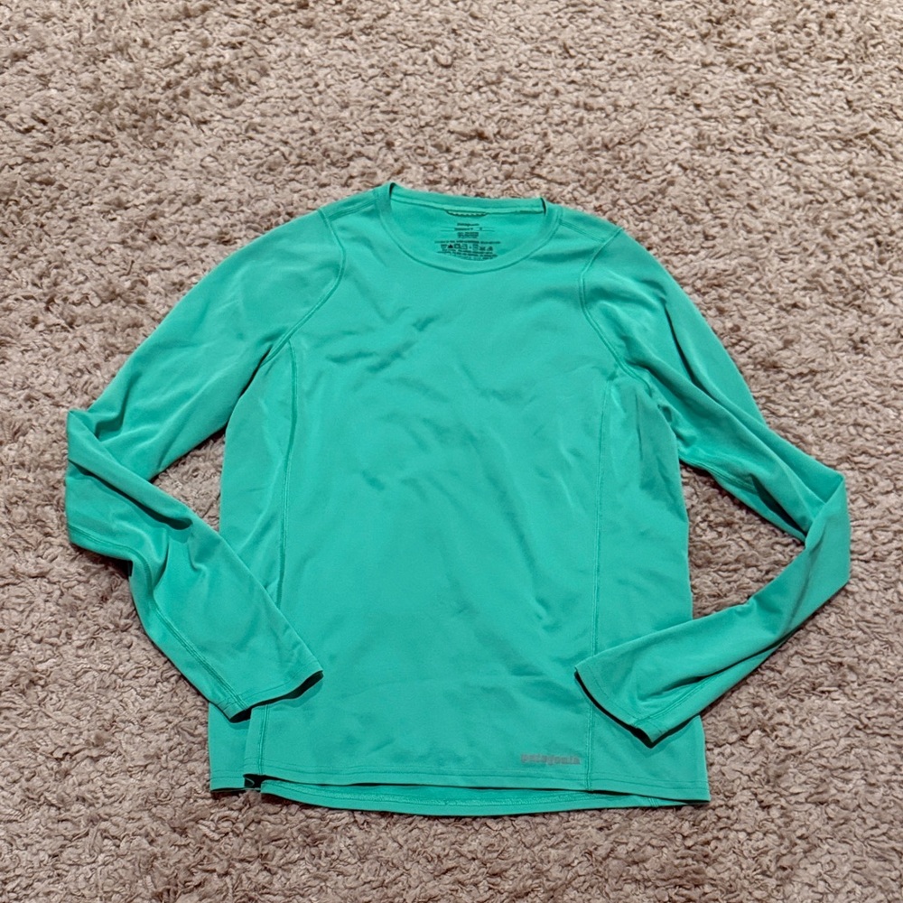 Patagonia Womenโs Grass Green Long Sleeve Performance Shirt